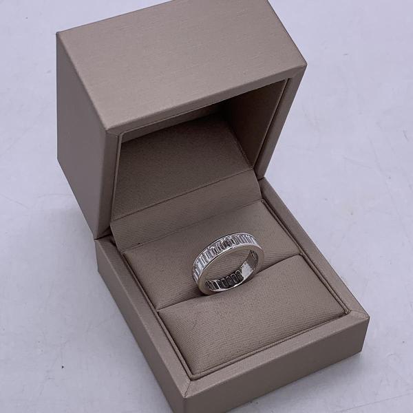 De Beers emerald-cut diamond platinum ring, total carat weight 3.69ct