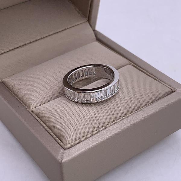 De Beers emerald-cut diamond platinum ring, total carat weight 3.69ct